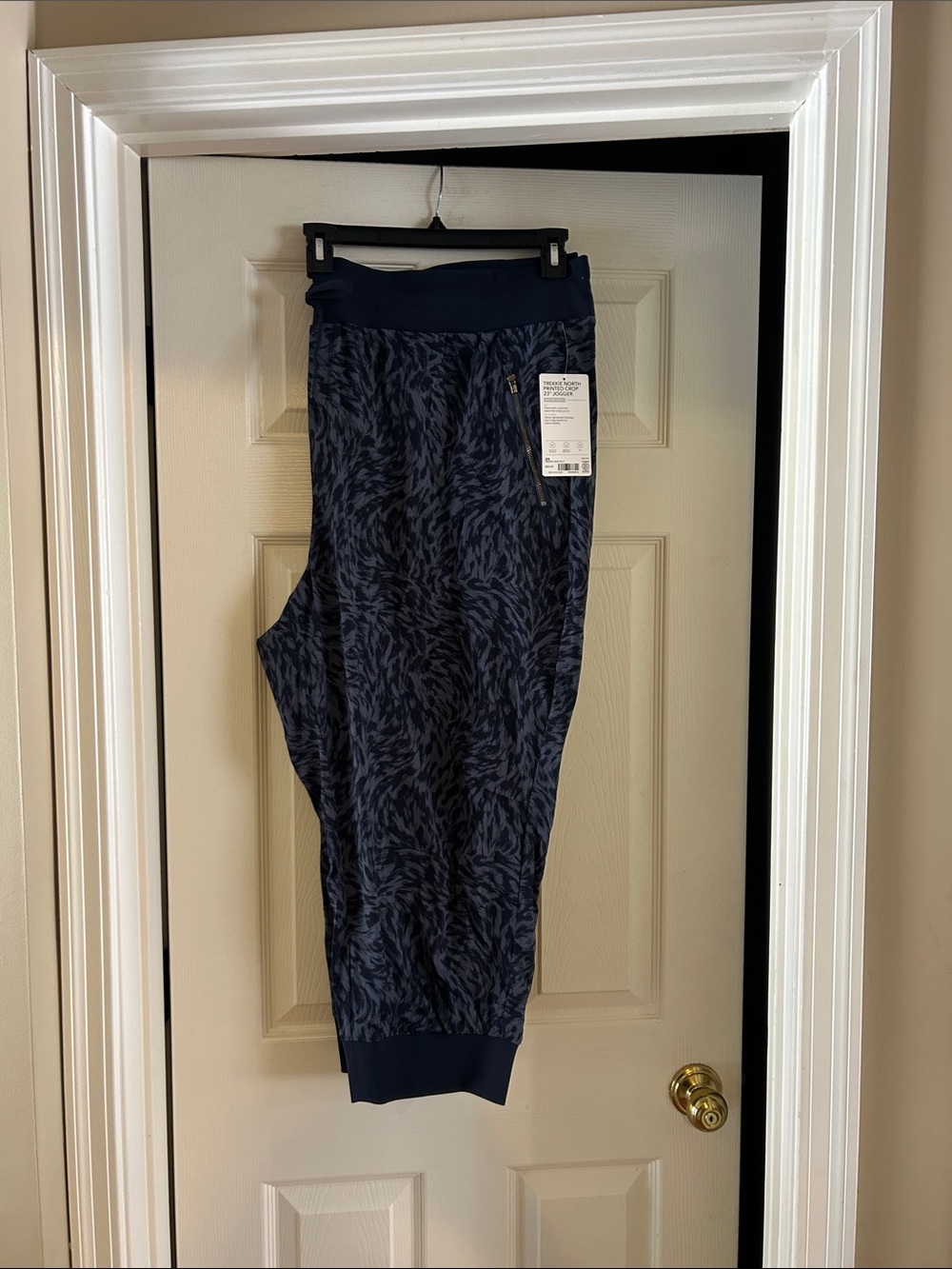 Athleta Trekkie north printed crop jogger, nwt size 26